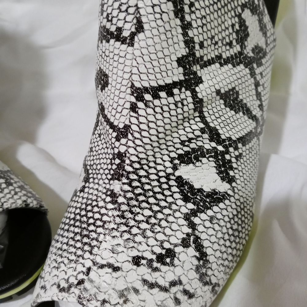Women Heels - Picture 7 of 9